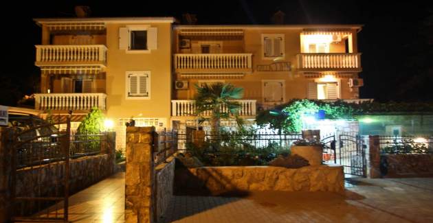 Apartment Tiha Lili 4 – 10 m from Beach, Sea View