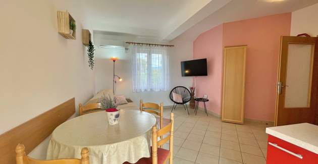 Apartment Tiha Lili 4 – 10 m from Beach, Sea View