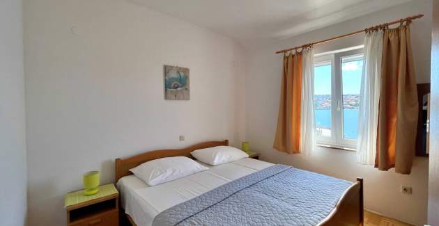 Apartment Tiha Lili 3 – 10 m from the Beach, Sea View