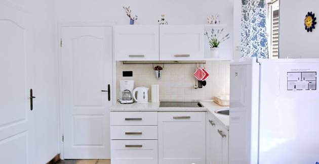 Apartment Bujas – 160 m from Sea and Beach