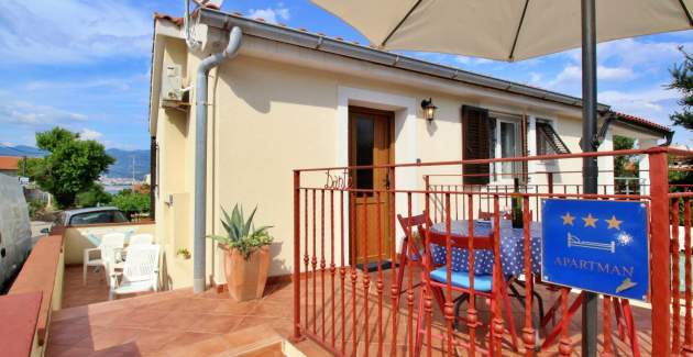 Apartment Bujas – 160 m from Sea and Beach