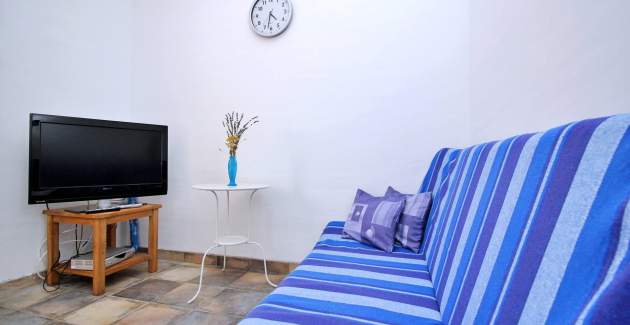 Apartment Bujas – 160 m from Sea and Beach