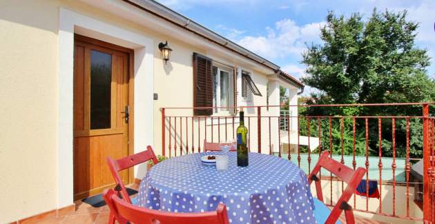 Apartment Bujas – 160 m from Sea and Beach