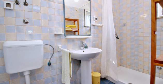 Apartment Bujas – 160 m from Sea and Beach