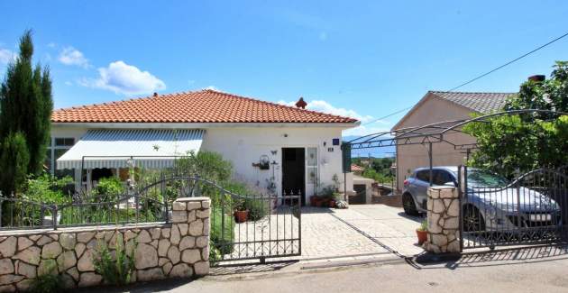 Apartment Renata with Terrace