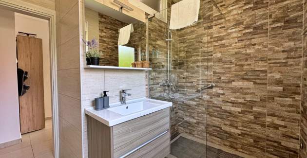 Apartment Rozi – Sea View and Balcony