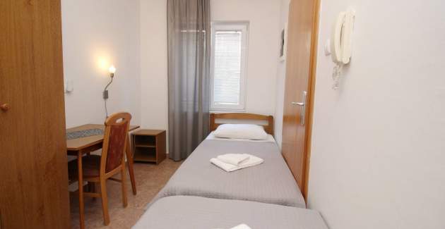 Apartment Brnic AQ P - with covered Terrace, 90 m from the Beach