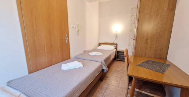 Apartment Brnic AQ P - with covered Terrace, 90 m from the Beach