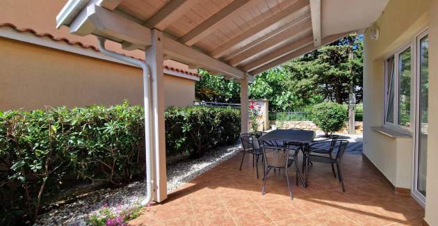 Apartment Brnic AQ P - with covered Terrace, 90 m from the Beach