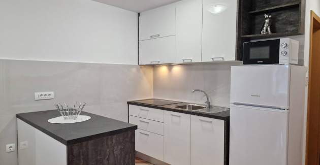 Apartment Brnic AQ 1 - with Balcony, 90 m from the Beach