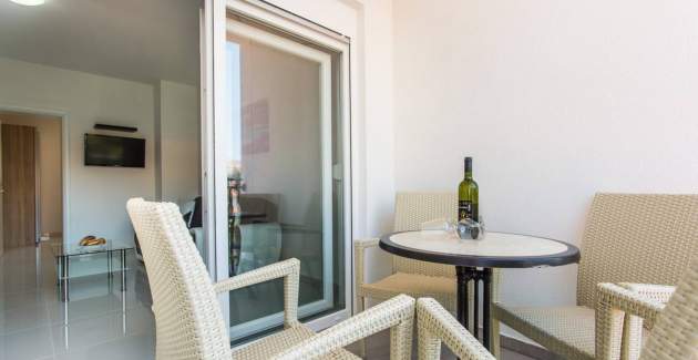 Modern Apartment Berisha 1 No.3 - with Balcony