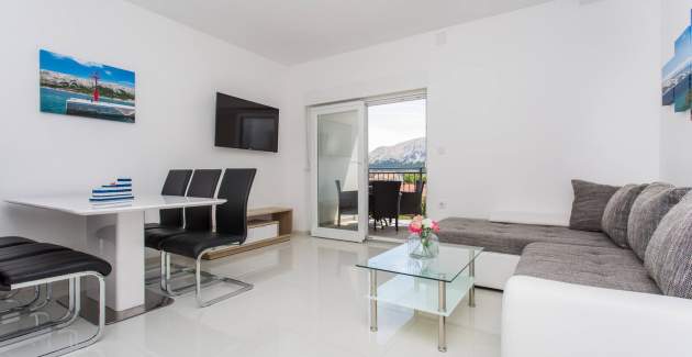 Modern Apartment Berisha 1 No.5 - with Balcony