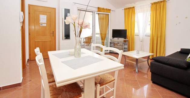 Apartman Brnić Nar. brdo - s balkonom, 350 m od plaže