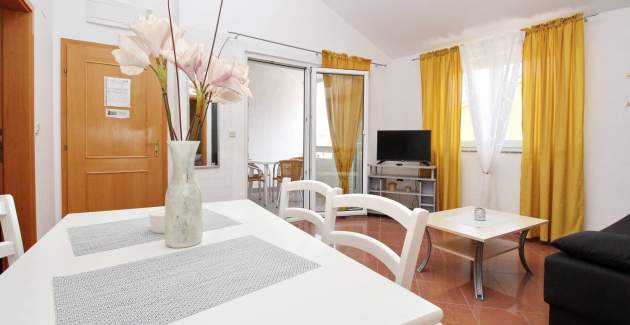 Apartman Brnić Nar. brdo - s balkonom, 350 m od plaže