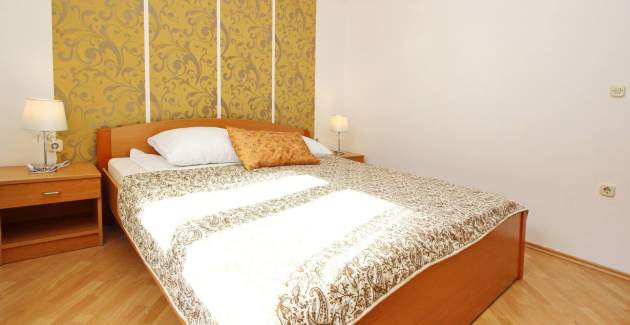 Apartman Brnić Nar. brdo - s balkonom, 350 m od plaže