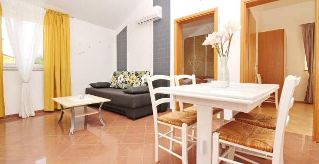 Apartman Brnić Nar. brdo - s balkonom, 350 m od plaže