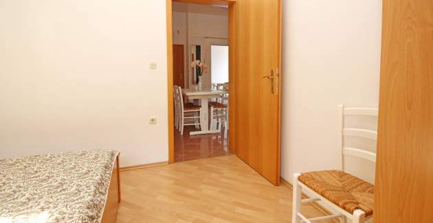 Apartman Brnić Nar. brdo - s balkonom, 350 m od plaže