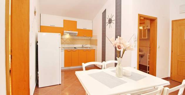 Apartman Brnić Nar. brdo - s balkonom, 350 m od plaže