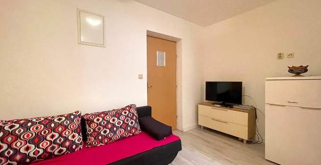 Capić Z3 - apartman s balkonom i parking mjestom, 300 m od plaže