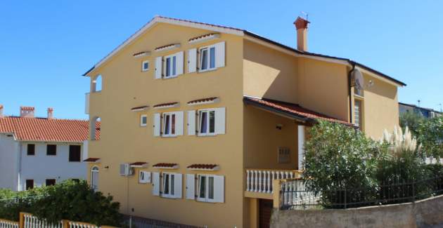 Capić Z3 - apartman s balkonom i parking mjestom, 300 m od plaže