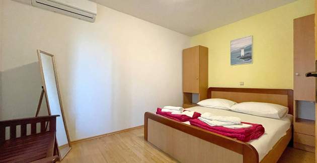 Capić Z3 - apartman s balkonom i parking mjestom, 300 m od plaže