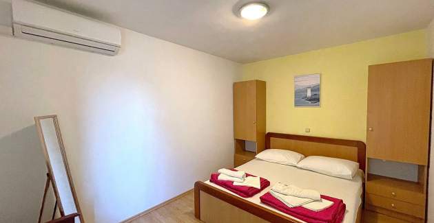 Capić Z3 - apartman s balkonom i parking mjestom, 300 m od plaže