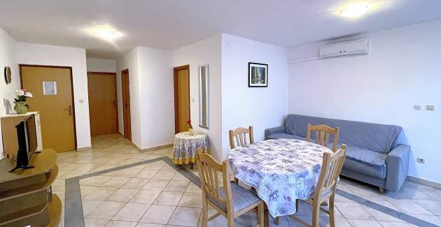 Capic Z1 – Apartman s terasom i parkingom, 300 m od plaže