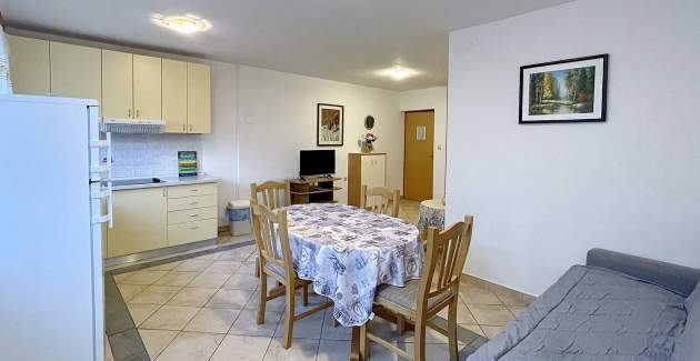 Capic Z1 – Apartman s terasom i parkingom, 300 m od plaže