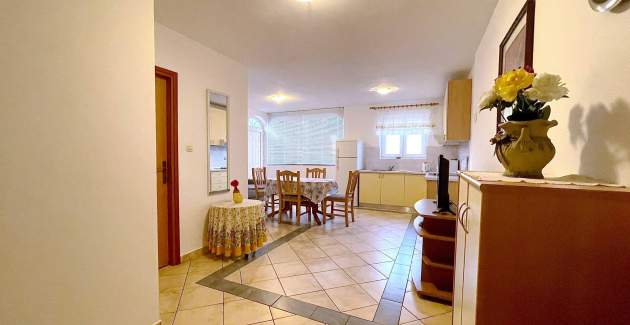 Capic Z1 – Apartman s terasom i parkingom, 300 m od plaže