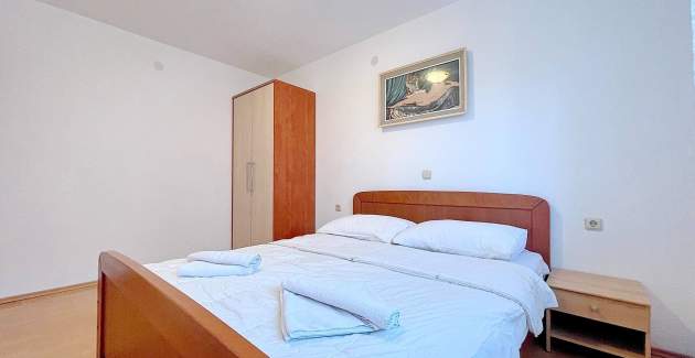 Capic Z1 – Apartman s terasom i parkingom, 300 m od plaže