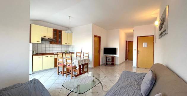 Capic Z6 – Apartman s balkonom i parkingom, 300 m od plaže