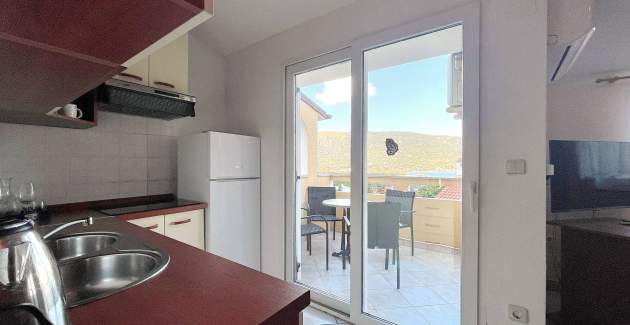 Capic Z7 – Apartman s balkonom i parkingom, 300 m od plaže