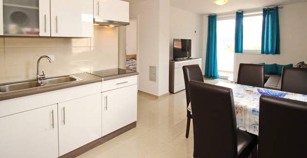 Apartman Cugalj – s balkonom, 1. kat, 300 m od plaže