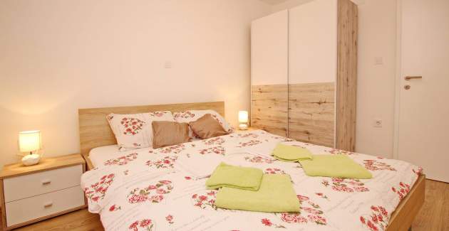 Apartman Cugalj – s balkonom, 1. kat, 300 m od plaže