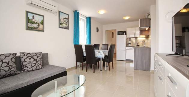 Apartman Cugalj – s balkonom, 1. kat, 300 m od plaže