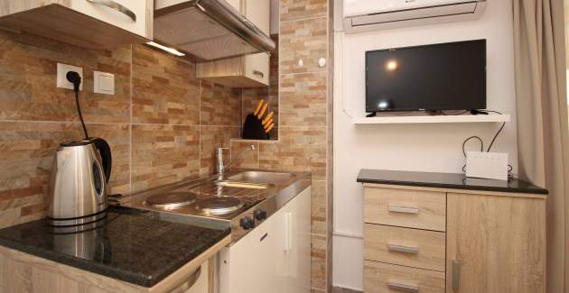 Studio Cugalj - with covered Terrace, 300m from the Beach