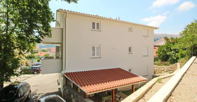 Studio Cugalj - with covered Terrace, 300m from the Beach