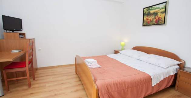 Room Dekanic No.1 - with mini Fridge and Terrace