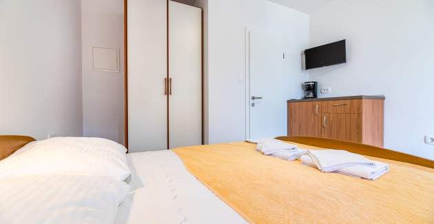 Room Dekanic No.2 - with mini Fridge and Terrace