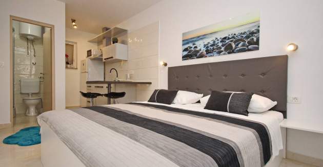 Studio Apartment Karamarko - with roofed Terrace