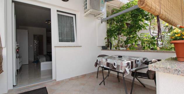 Studio Apartment Karamarko - with roofed Terrace