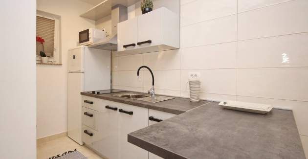 Studio Apartment Karamarko - with roofed Terrace