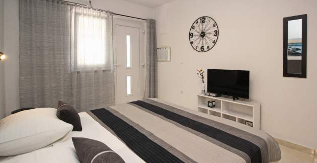 Studio Apartment Karamarko - with roofed Terrace