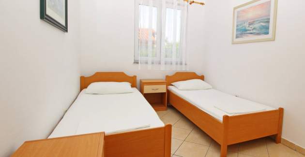 Apartment Lovincic No.1 - with Terrace, 200 m from the Beach 