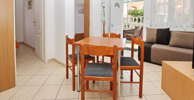 Apartment Lovincic No.1 - with Terrace, 200 m from the Beach 