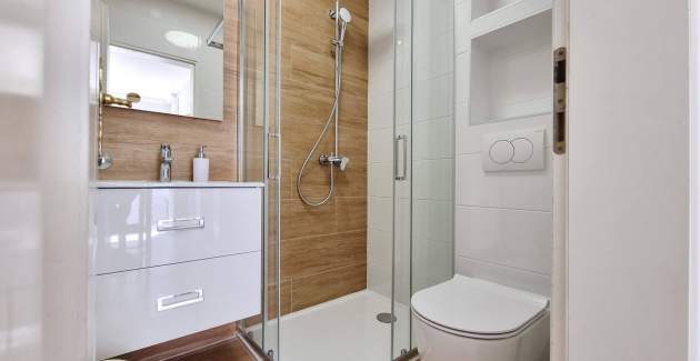 Apartment Lovincic No.1 - with Terrace, 200 m from the Beach 