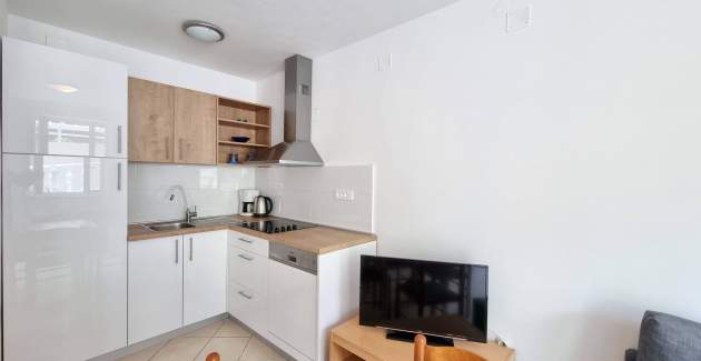 Apartment Lovincic No.3 - with Terrace, 200 m from the Beach