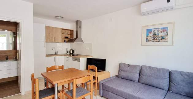 Apartment Lovincic No.3 - with Terrace, 200 m from the Beach