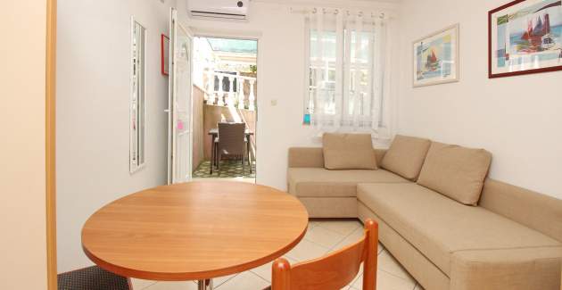 Studio Apartment Lovincic No.4 - with Terrace, 200 m from the Beach