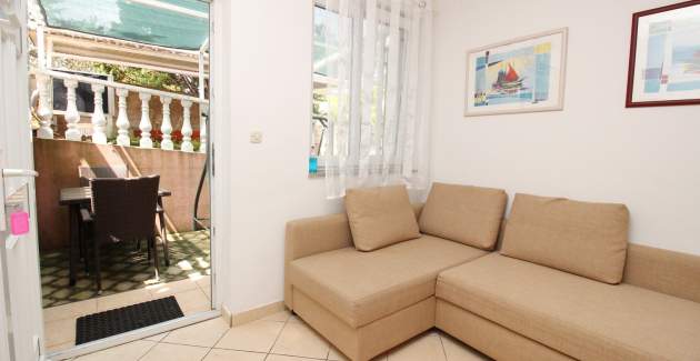 Studio Apartment Lovincic No.4 - with Terrace, 200 m from the Beach